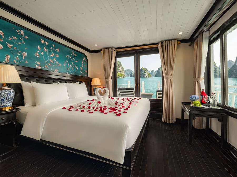 Read more about the article Halong Bay Cruise for Couples: Best Overnight Romantic Experience