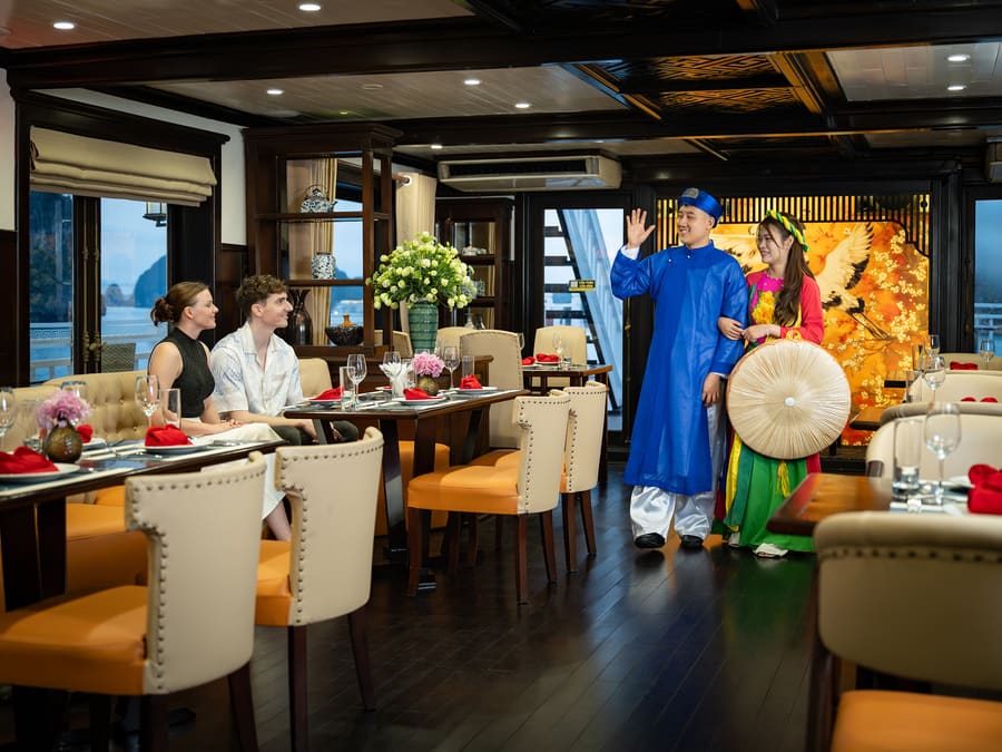 Read more about the article Photography Tips for Overnight Cruise Halong Bay: Best Shots & Timing
