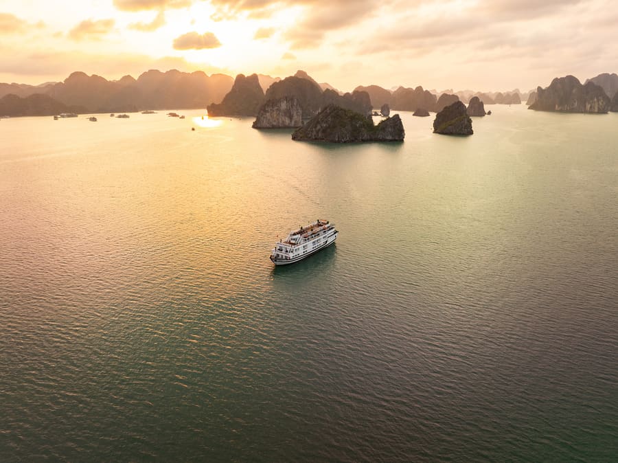 Read more about the article Cozy Bay Grand vs Era Cruise: Mid-Range Overnight Showdown