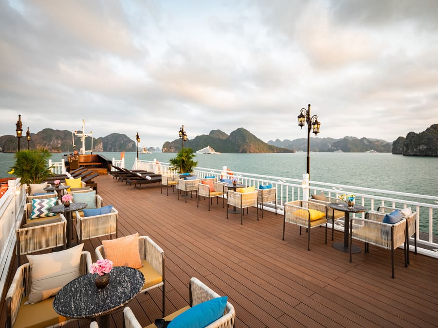 Read more about the article Overnight vs Day Cruise Halong Bay: Which One Should You Book?