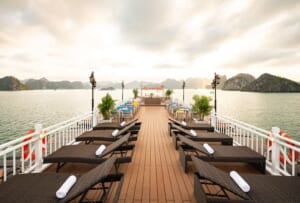 Read more about the article Solo Travel on Halong Bay Overnight Cruise: Tips & Single Cabin Options