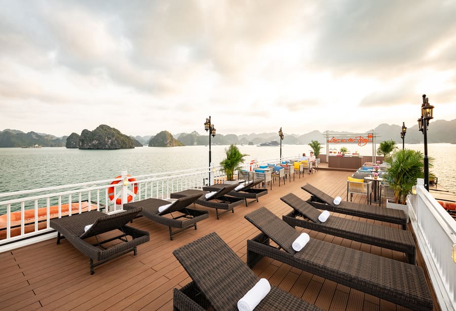 You are currently viewing Halong Bay Cruise for Elderly Travelers: Accessible Overnight Guide